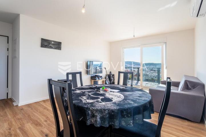 Trogir, useljiv dvosoban stan s pogledom na grad i more