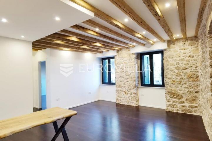 Šibenik, centar, kamena kuća na tri etaže, 250 m od mora  