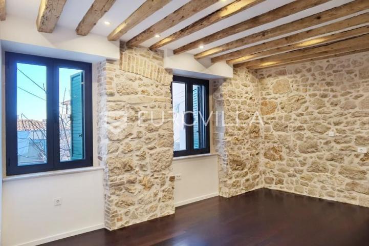 Šibenik, centar, kamena kuća na tri etaže, 250 m od mora  