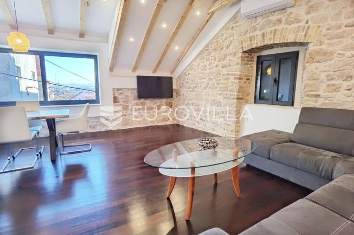 Šibenik, centar, kamena kuća na tri etaže, 250 m od mora  