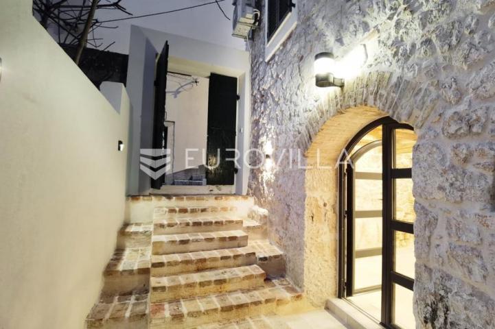 Šibenik, centar, kamena kuća na tri etaže, 250 m od mora  