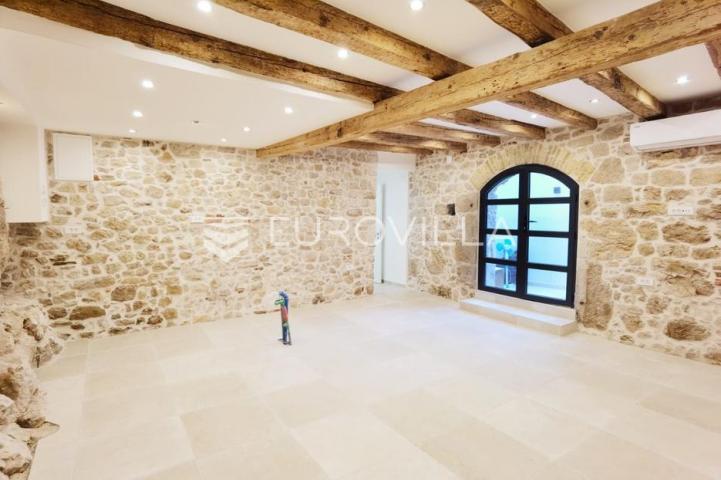 Šibenik, centar, kamena kuća na tri etaže, 250 m od mora  