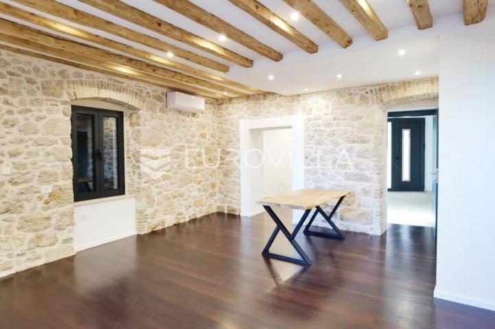 Šibenik, centar, kamena kuća na tri etaže, 250 m od mora  