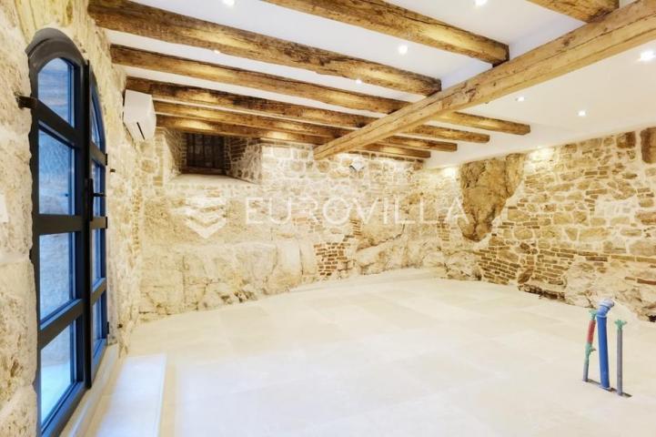 Šibenik, centar, kamena kuća na tri etaže, 250 m od mora  