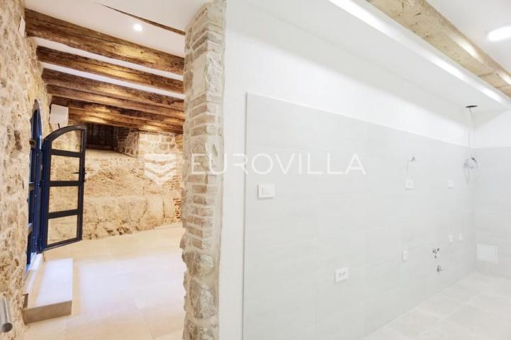 Šibenik, centar, kamena kuća na tri etaže, 250 m od mora  