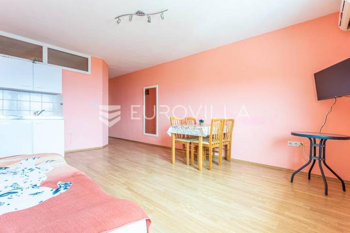 Omiška rivijera- Lokva Rogoznica, apartmanska kuća  s  8 stanova, udaljena 300 m od mora. 