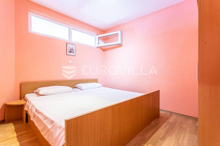 Omiška rivijera- Lokva Rogoznica, apartmanska kuća  s  8 stanova, udaljena 300 m od mora. 