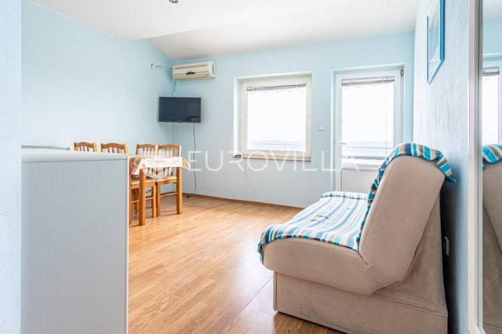 Omiška rivijera- Lokva Rogoznica, apartmanska kuća  s  8 stanova, udaljena 300 m od mora. 