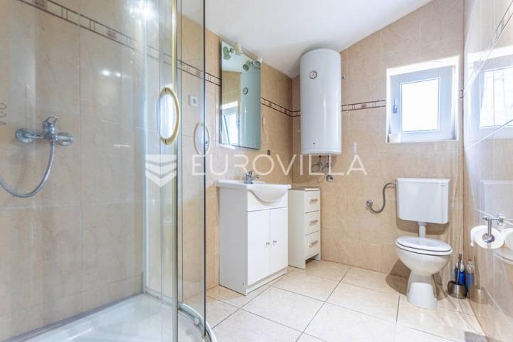 Omiška rivijera- Lokva Rogoznica, apartmanska kuća  s  8 stanova, udaljena 300 m od mora. 