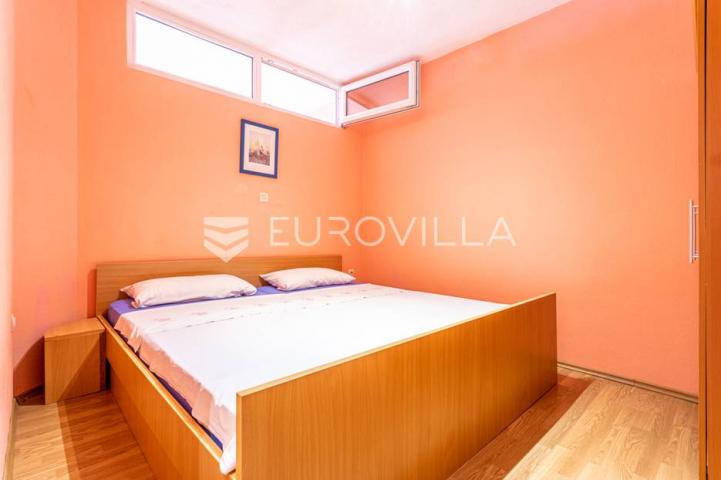 Omiška rivijera- Lokva Rogoznica, apartmanska kuća  s  8 stanova, udaljena 300 m od mora. 