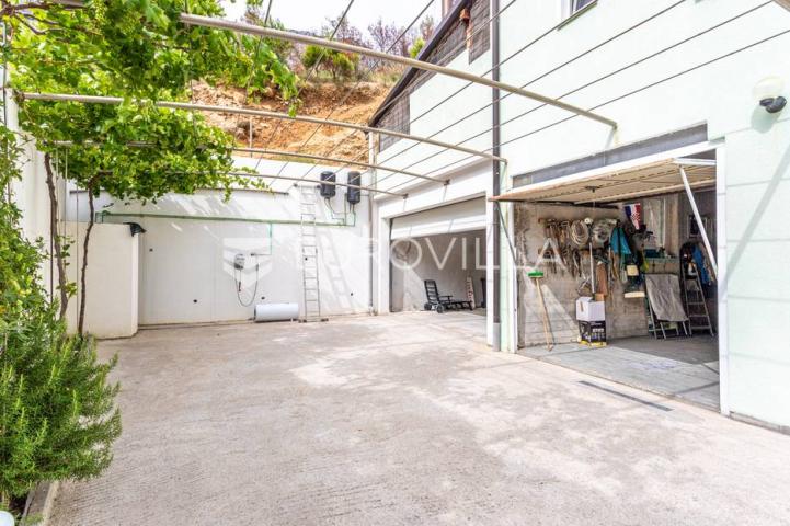 Omiška rivijera- Lokva Rogoznica, apartmanska kuća  s  8 stanova, udaljena 300 m od mora. 