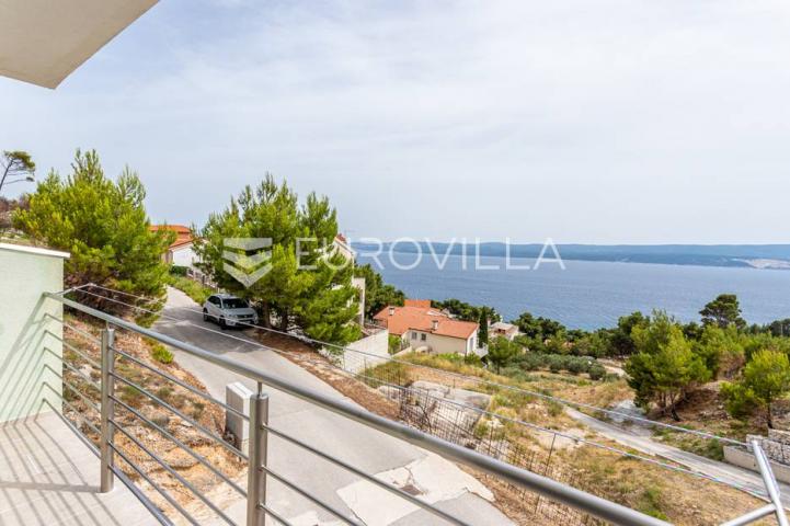 Omiška rivijera- Lokva Rogoznica, apartmanska kuća  s  8 stanova, udaljena 300 m od mora. 