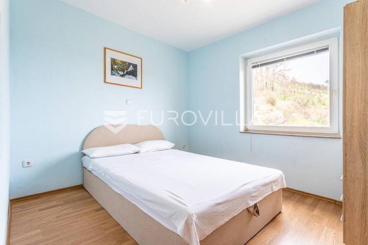 Omiška rivijera- Lokva Rogoznica, apartmanska kuća  s  8 stanova, udaljena 300 m od mora. 