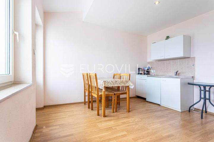 Omiška rivijera- Lokva Rogoznica, apartmanska kuća  s  8 stanova, udaljena 300 m od mora. 