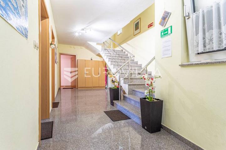Omiška rivijera- Lokva Rogoznica, apartmanska kuća  s  8 stanova, udaljena 300 m od mora. 