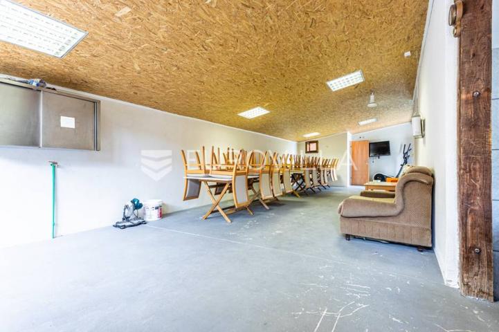 Omiška rivijera- Lokva Rogoznica, apartmanska kuća  s  8 stanova, udaljena 300 m od mora. 