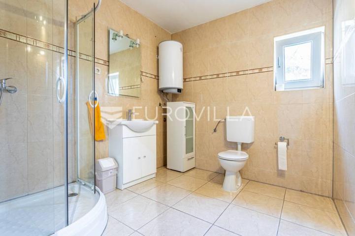 Omiška rivijera- Lokva Rogoznica, apartmanska kuća  s  8 stanova, udaljena 300 m od mora. 
