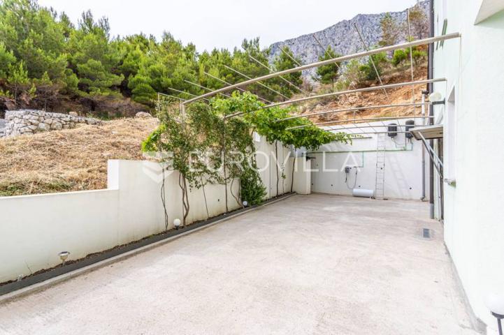 Omiška rivijera- Lokva Rogoznica, apartmanska kuća  s  8 stanova, udaljena 300 m od mora. 