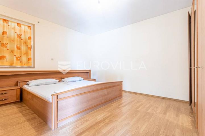 Omiška rivijera- Lokva Rogoznica, apartmanska kuća  s  8 stanova, udaljena 300 m od mora. 