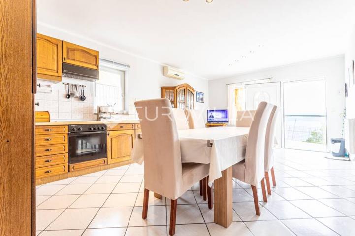 Omiška rivijera- Lokva Rogoznica, apartmanska kuća  s  8 stanova, udaljena 300 m od mora. 