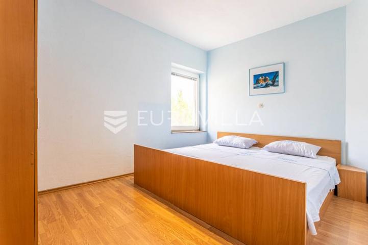 Omiška rivijera- Lokva Rogoznica, apartmanska kuća  s  8 stanova, udaljena 300 m od mora. 