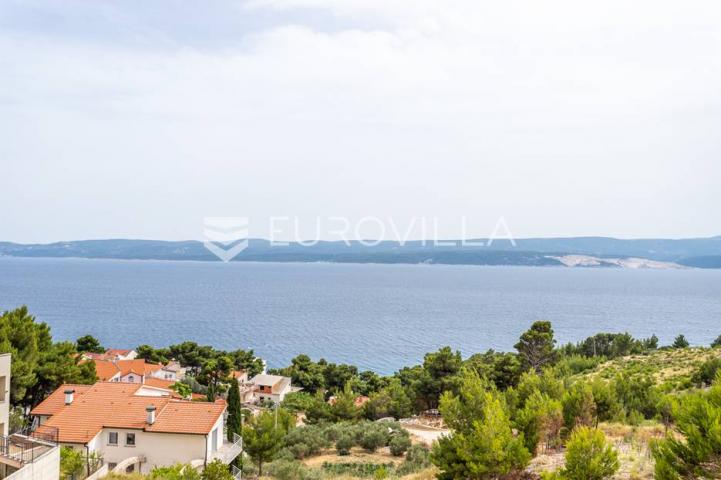 Omiška rivijera- Lokva Rogoznica, apartmanska kuća  s  8 stanova, udaljena 300 m od mora. 