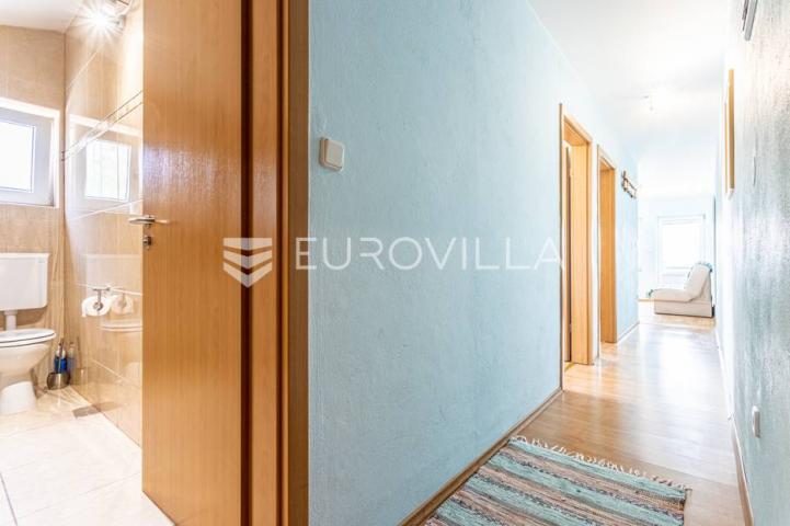 Omiška rivijera- Lokva Rogoznica, apartmanska kuća  s  8 stanova, udaljena 300 m od mora. 