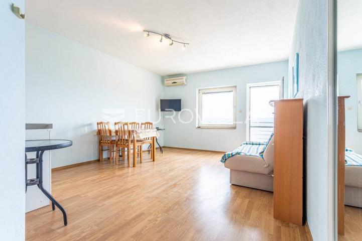 Omiška rivijera- Lokva Rogoznica, apartmanska kuća  s  8 stanova, udaljena 300 m od mora. 