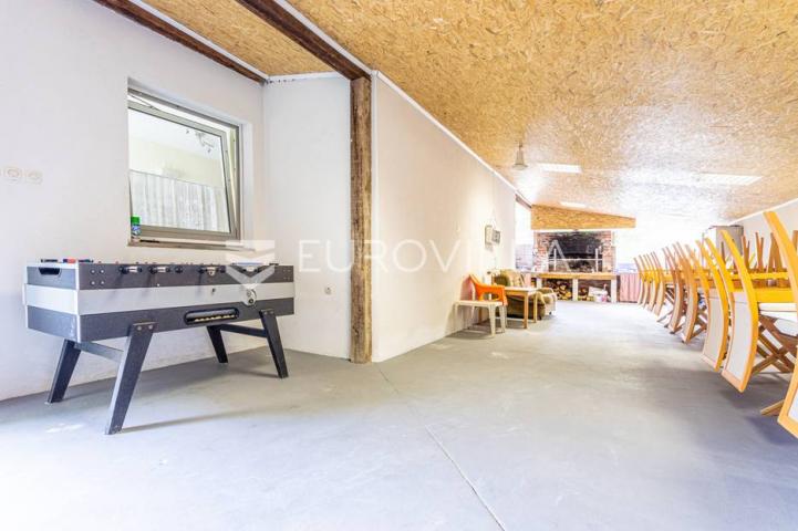 Omiška rivijera- Lokva Rogoznica, apartmanska kuća  s  8 stanova, udaljena 300 m od mora. 
