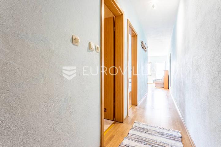 Omiška rivijera- Lokva Rogoznica, apartmanska kuća  s  8 stanova, udaljena 300 m od mora. 