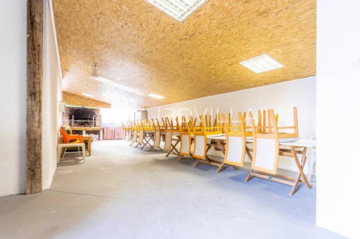 Omiška rivijera- Lokva Rogoznica, apartmanska kuća  s  8 stanova, udaljena 300 m od mora. 