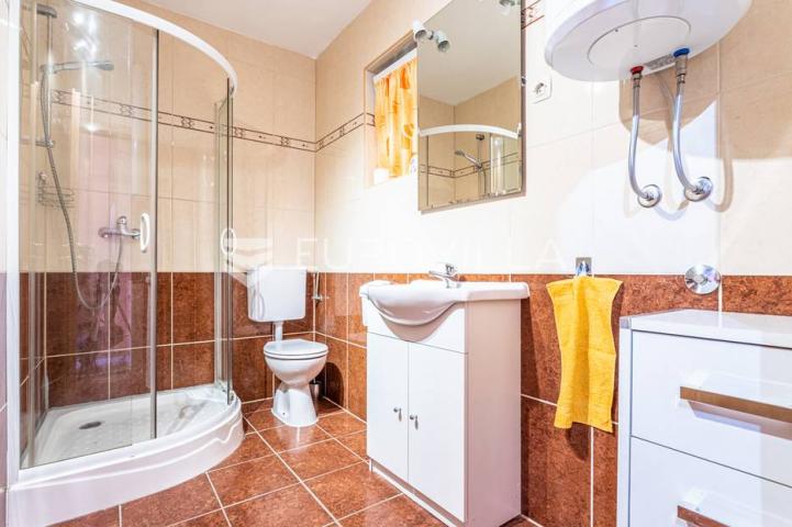 Omiška rivijera- Lokva Rogoznica, apartmanska kuća  s  8 stanova, udaljena 300 m od mora. 