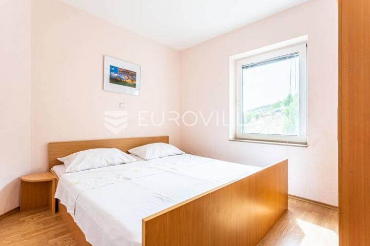 Omiška rivijera- Lokva Rogoznica, apartmanska kuća  s  8 stanova, udaljena 300 m od mora. 