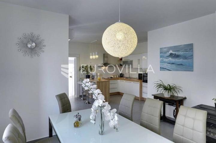 Moderna villa s bazenom i teretanom na prestižnoj lokaciji u Medulinu