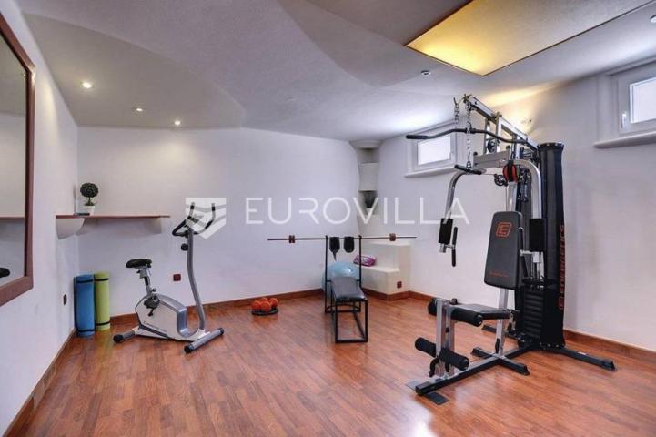 Moderna villa s bazenom i teretanom na prestižnoj lokaciji u Medulinu