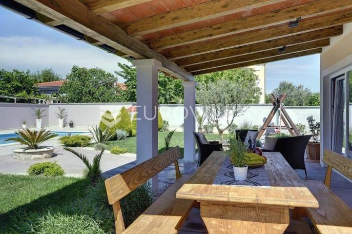Moderna villa s bazenom i teretanom na prestižnoj lokaciji u Medulinu