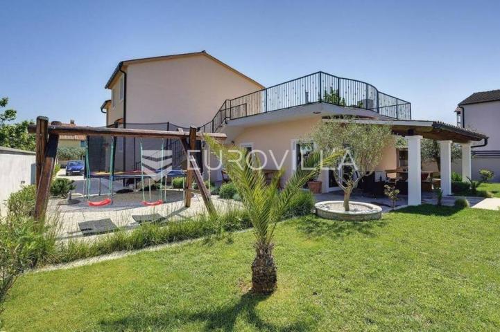 Moderna villa s bazenom i teretanom na prestižnoj lokaciji u Medulinu