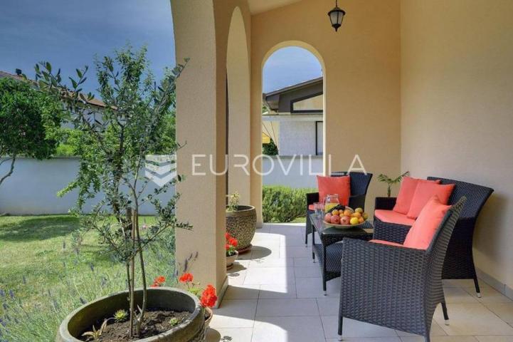 Moderna villa s bazenom i teretanom na prestižnoj lokaciji u Medulinu