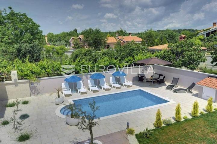 Moderna villa s bazenom i teretanom na prestižnoj lokaciji u Medulinu