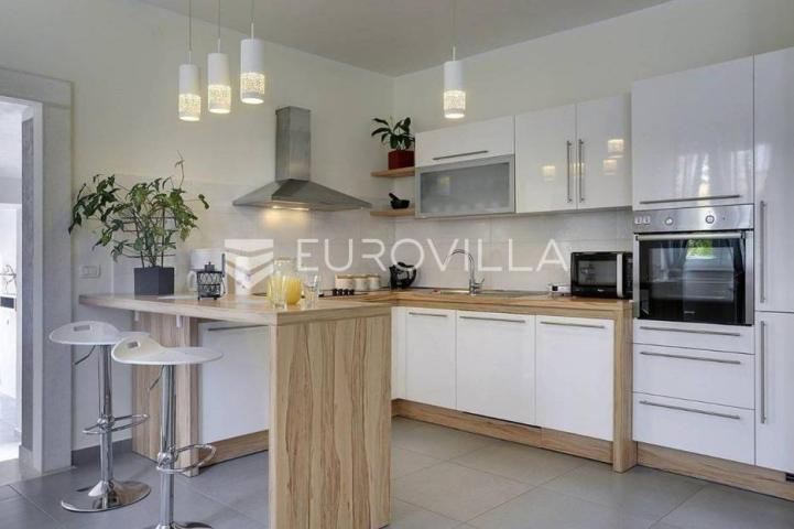 Moderna villa s bazenom i teretanom na prestižnoj lokaciji u Medulinu