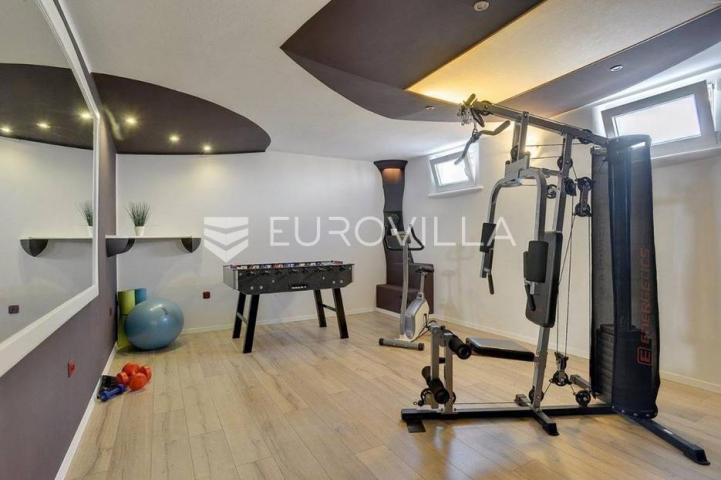 Moderna villa s bazenom i teretanom na prestižnoj lokaciji u Medulinu