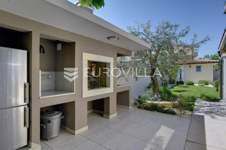 Moderna villa s bazenom i teretanom na prestižnoj lokaciji u Medulinu