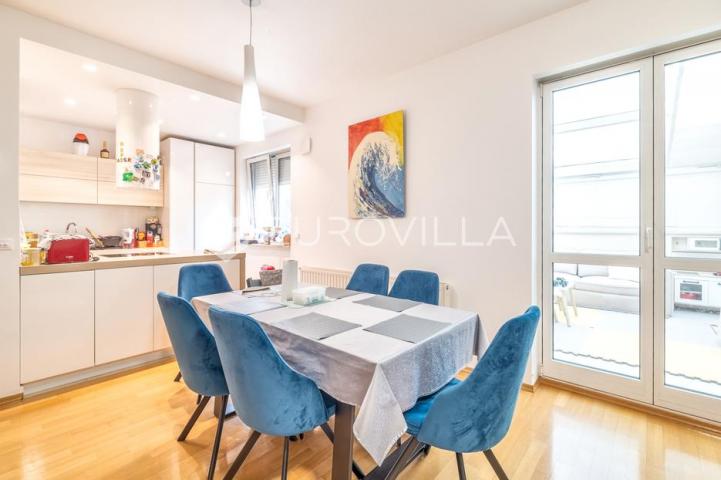 Zagreb, Medveščak, trosoban stan sa zimskim vrtom, terasom i garažom, 124 m²