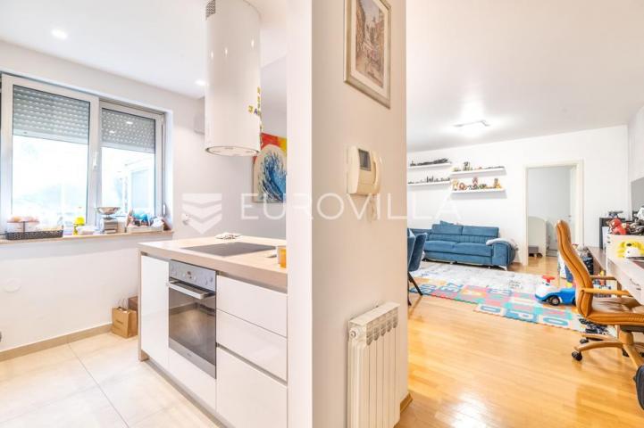 Zagreb, Medveščak, trosoban stan sa zimskim vrtom, terasom i garažom, 124 m²