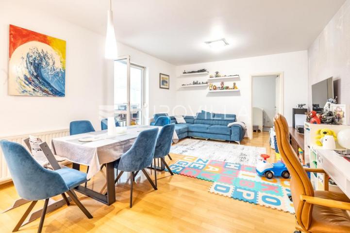Zagreb, Medveščak, trosoban stan sa zimskim vrtom, terasom i garažom, 124 m²