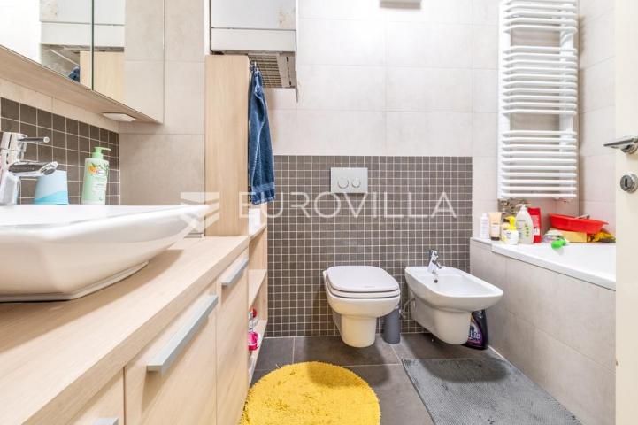 Zagreb, Medveščak, trosoban stan sa zimskim vrtom, terasom i garažom, 124 m²