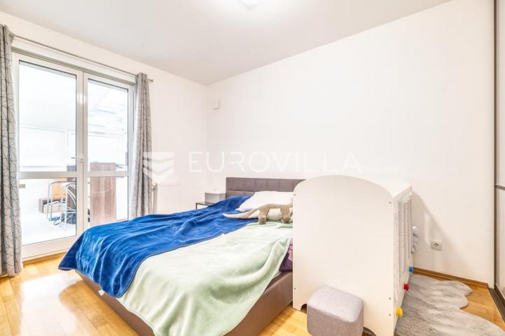 Zagreb, Medveščak, trosoban stan sa zimskim vrtom, terasom i garažom, 124 m²