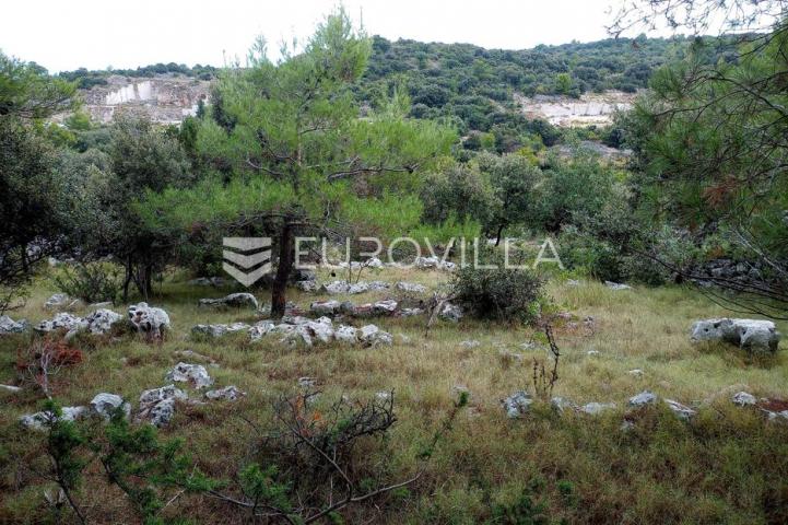 Brač, Donji Humac, zemljište površine 10984 m²