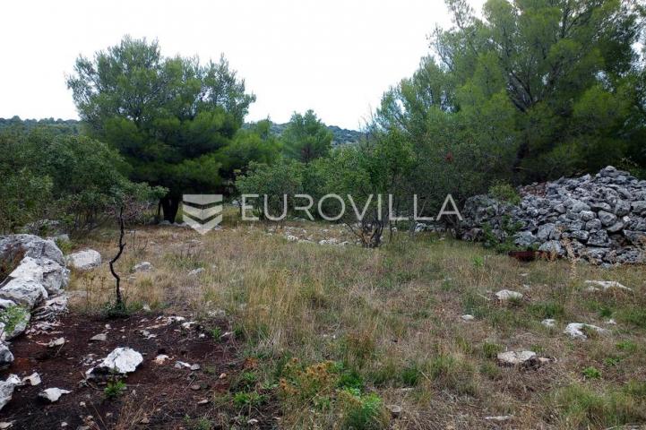 Brač, Donji Humac, zemljište površine 10984 m²