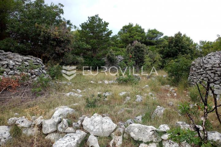 Brač, Donji Humac, zemljište površine 10984 m²